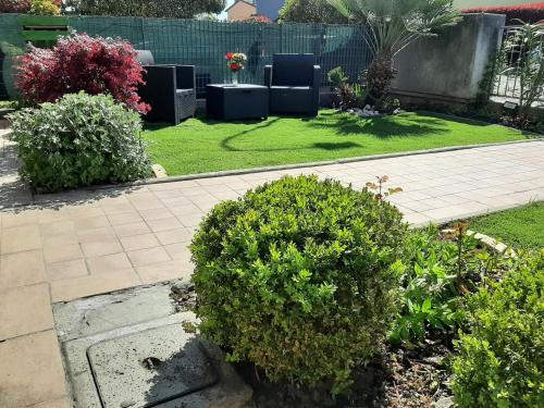 a garden with some bushes and a sidewalk at Casa Maria in Cigole