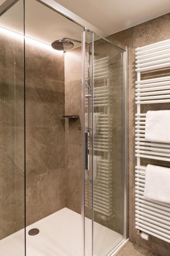 a shower with a glass door in a bathroom at Le Mont Rigi in Waimes