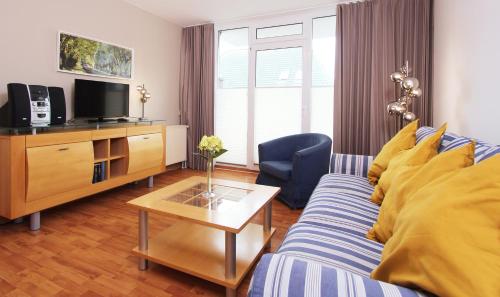 a living room with a couch and a table at Ferienwohnung Ines in Kühlungsborn