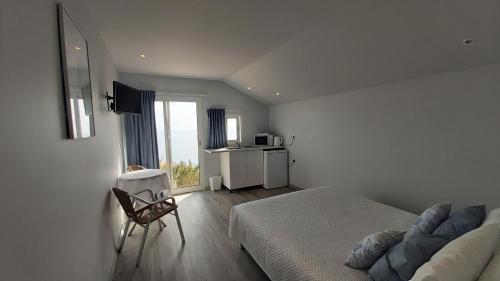 カリェタにあるCanto da Manu Panoramicのベッドルーム1室(ベッド1台、椅子付)