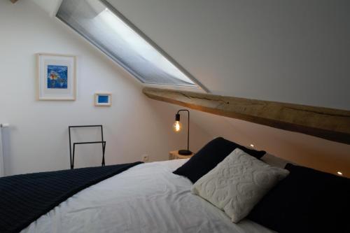 מיטה או מיטות בחדר ב-Aux Aguesses buissonnières