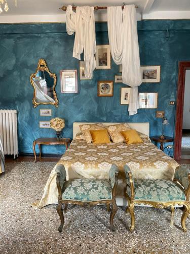 a bedroom with a bed with a blue wall at Gabrielle's room in Venice