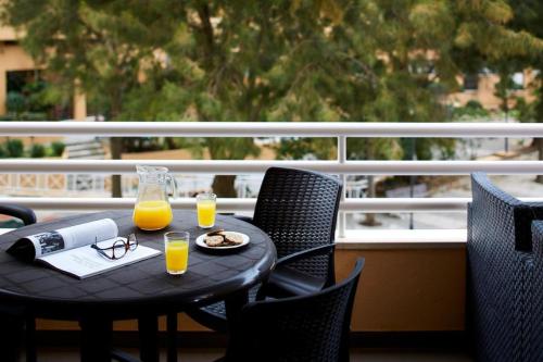 ヴィラモウラにあるMarina Mar Vilamoura Apartmentのテーブル(オレンジジュース2杯付)