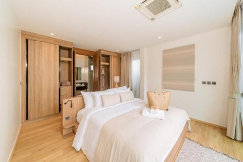 1 dormitorio con 2 camas con sábanas blancas en Villa Alanna Phuket en Bang Tao Beach