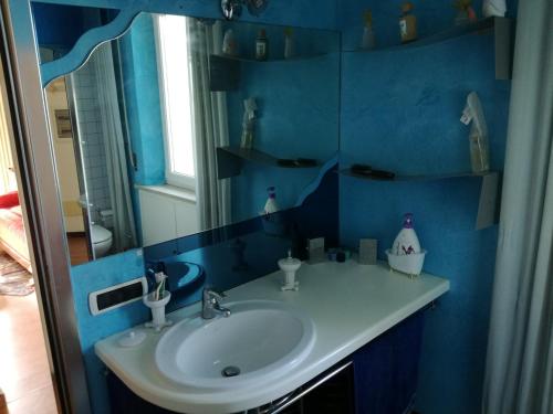 Ванная комната в Casa vacanza Riviera Romagnola 1