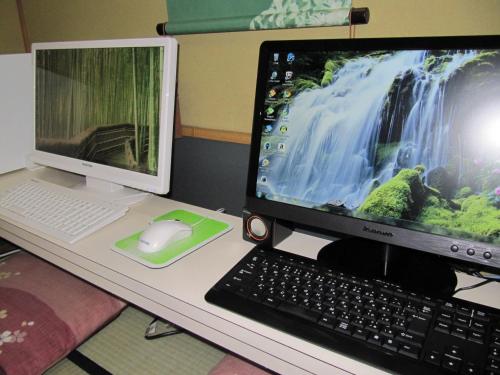 熊本市にある染物と宿の中島屋 - 女性専用のデスク上のコンピューターモニターとキーボードとマウス
