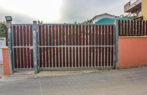 a gate in front of a fence in front of a building at Apartment Timpirussimare in Sciacca