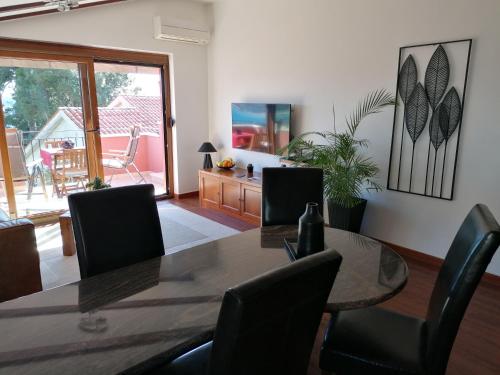 une salle à manger avec une table et des chaises dans l'établissement BBP apartment, à Portorož