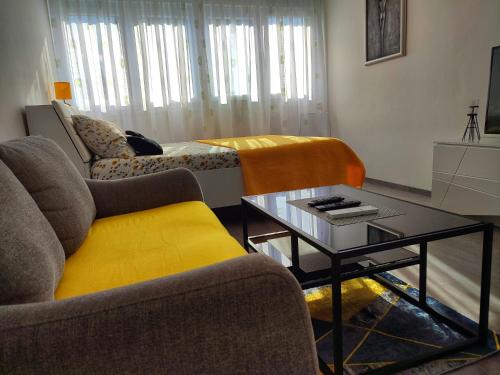 ein Wohnzimmer mit einem Sofa und einem Couchtisch in der Unterkunft Apartment Siesta in Split