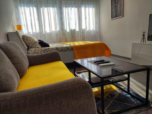 un soggiorno con un divano e un tavolino da caffè di Apartment Siesta a Spalato (Split)