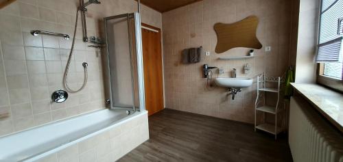 Ένα μπάνιο στο Ferienappartement Grüner Elch