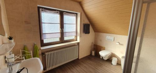 Ett badrum på Ferienappartement Grüner Elch