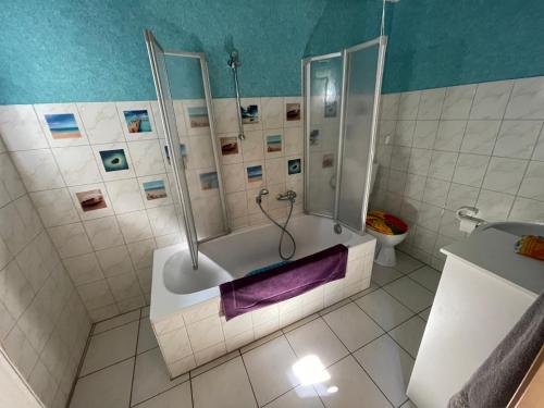 y baño con bañera y aseo. en Fremdenzimmer Nossen en Nossen