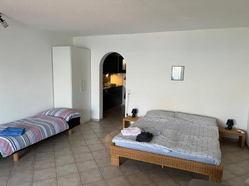 un soggiorno con letto e divano di 1 Zimmer Apartment mit Seesicht und Pool a Vira Gambarogno
