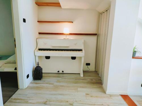 Un piano blanco en una habitación con pasillo. en Garda Sweet Apartments, en Arco