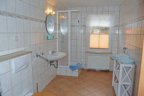 A bathroom at Ferienwohnungen zwischen Ostsee und Bodden