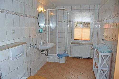 a bathroom with a sink and a shower at Ferienwohnungen zwischen Ostsee und Bodden in Ostseebad Sellin