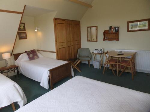 a hotel room with a bed and a table and a chair at Elgin Villa in Bath