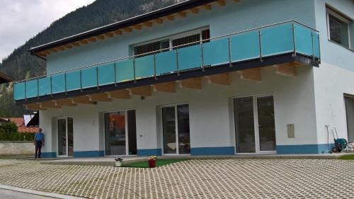 a building with a balcony on top of it at Apartment im Haus mit Herz in Nassereith