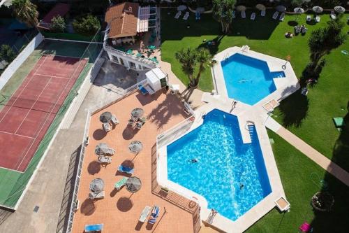 z widokiem na duży basen z leżakami w obiekcie Nice studio with pool and internet fiber w mieście Torremolinos