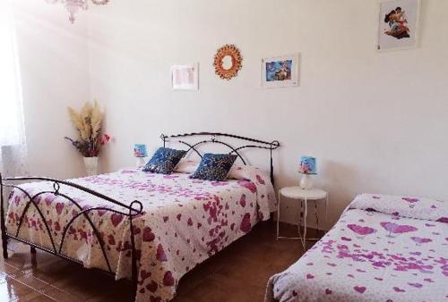 a bedroom with two beds in a room at Wanderlust Sant'Angelo il paese delle Fiabe in Roccalvecce