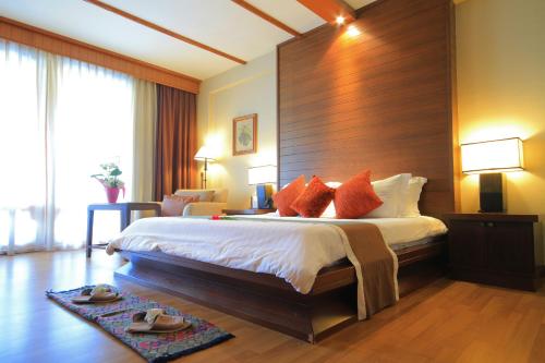 Un pat sau paturi într-o cameră la Belle Villa Resort, Chiang Mai