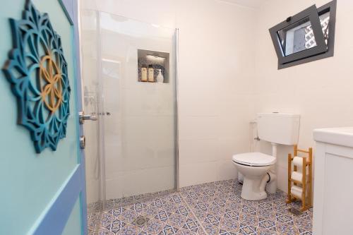 a bathroom with a toilet and a shower at פינה שקטה בראש פינה העתיקה Quite Corner in old Rosh-Pina in Rosh Pinna