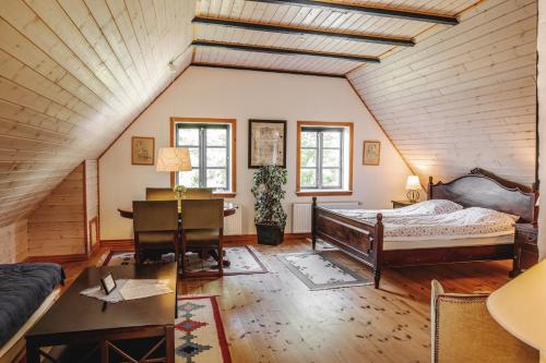 Dormitorio en el ático con cama y escritorio en Stevns Klint Bed & Breakfast, en Store Heddinge