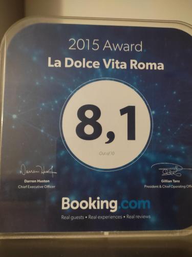 Znak dla nagrody la dolce vita roma bookzing w obiekcie La Dolce Vita Roma w Rzymie