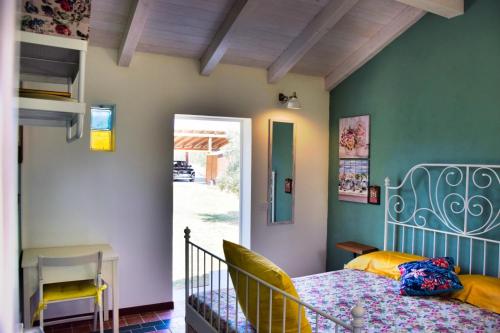 um quarto com uma cama com uma cabeceira azul em Casa vacanze FELICI IN 2 - Santa Maria del Focallo - Ispica em Santa Maria Del Focallo