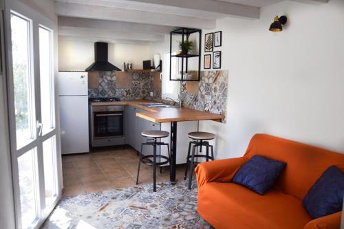 uma cozinha com um sofá e uma mesa num quarto em Casa vacanze FELICI IN 2 - Santa Maria del Focallo - Ispica em Santa Maria Del Focallo