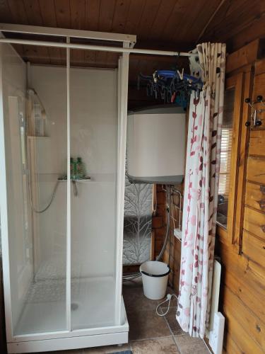 un baño con ducha y WC en Cosy Cabin by Lake & Woods with Views, en Selfoss