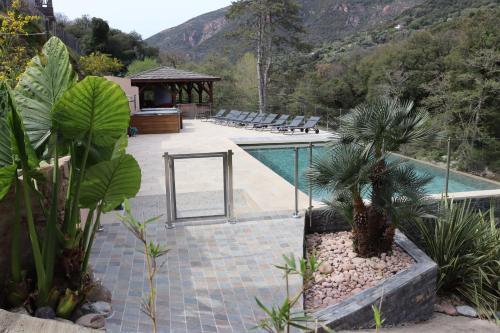 - une piscine avec des chaises et un kiosque à côté d'un complexe dans l'établissement Casa Del Torrente, à Porto Ota