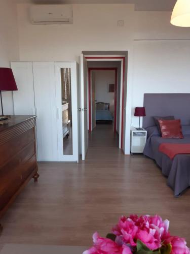a living room with a bed and a couch at Belvedere del Lago in Montefiascone
