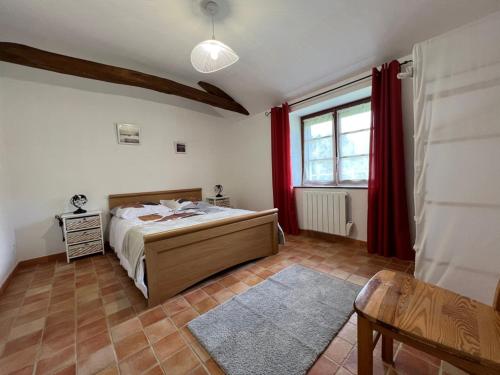 Säng eller sängar i ett rum på La Bergerie - Forêt - 10 Personnes