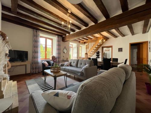 Photo de la galerie de l'établissement Proche le Mans, Parigné l'Evêque,maison forestière, accueil chevaux possible 11 pers, à Parigné-lʼÉvêque