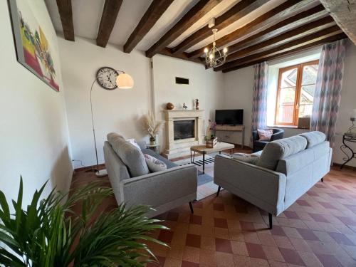 Photo de la galerie de l'établissement Proche le Mans, Parigné l'Evêque,maison forestière, accueil chevaux possible 11 pers, à Parigné-lʼÉvêque