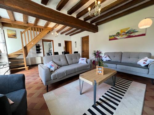 Photo de la galerie de l'établissement Proche le Mans, Parigné l'Evêque,maison forestière, accueil chevaux possible 11 pers, à Parigné-lʼÉvêque