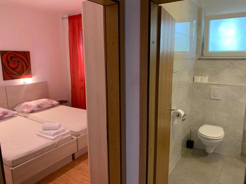 y baño con cama, ducha y aseo. en Villa Dalmatia, en Zadar