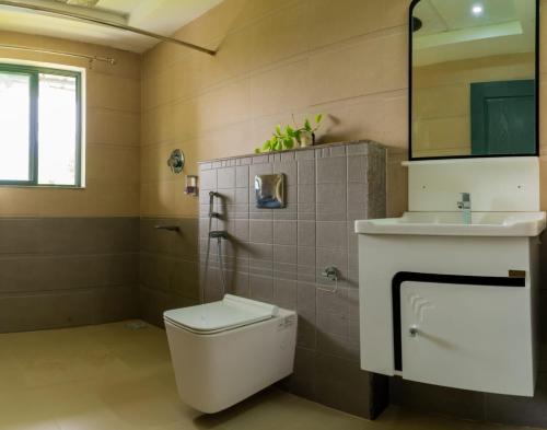 łazienka z toaletą i umywalką w obiekcie Mannoor Farms Mountain View Stays, Munnar w mieście Munnar