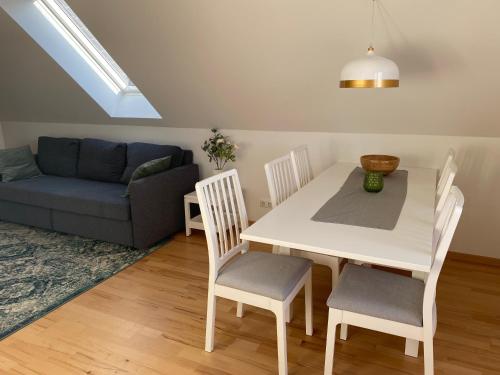 a living room with a table and chairs and a couch at Ferienwohnung am Plöner See in Ascheberg