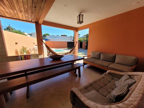 uma sala de estar com uma rede de descanso e um sofá em Partiu Praia SC em Guarda do Embaú
