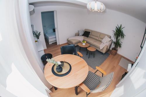 - un salon avec une table et un canapé dans l'établissement NA Apartments, à Maribor