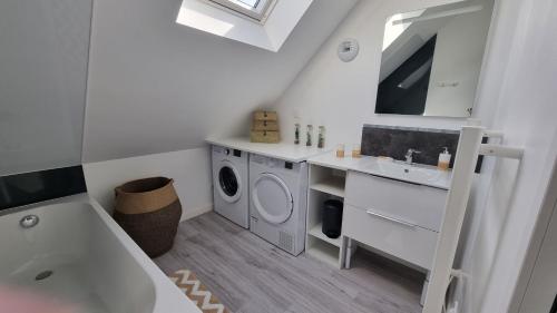 SeraincourtにあるLa Grangeの白いバスルーム(洗濯機、シンク付)