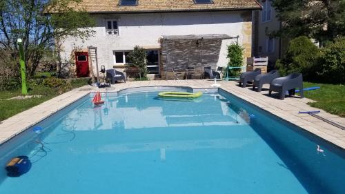 - une grande piscine d'eau bleue dans la cour dans l'établissement Gite calme et cosy, toutes commodités et tourisme, à Vigny-lès-Paray