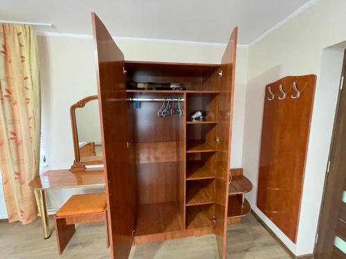 a wooden book shelf in a room at Casa Titiana Suncuius in Şuncuiuş