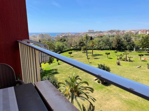 balcón con vistas a un parque en Aparthotel Minerva, en Benalmádena