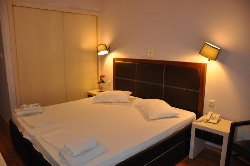 Un ou plusieurs lits dans un hébergement de l'établissement Elena Hotel