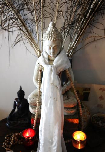 a white statue of aitatingitatingitatingitatingitatingitatingitatingitatingitatingitatingitating at Aram Yamí Boutique Hotel in Salvador