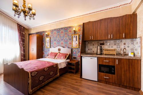 um quarto com uma cama e uma pequena cozinha em The First Ottoman Dream em Istambul